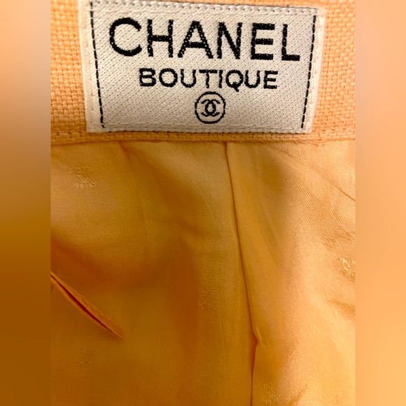 Chanel Skirt in beautiful light blush/ peachy color & gold gorgeous buttons. - Picture 4 of 6
